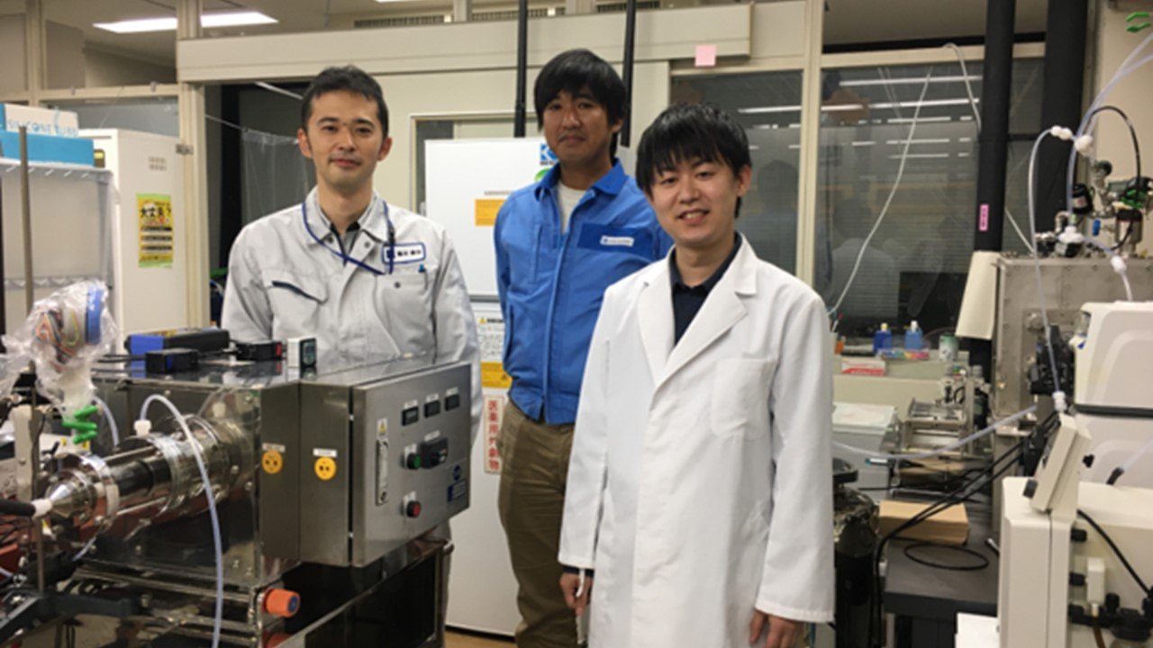 写真9 産総研で開発に取り組む鶴本さんとプロジェクトメンバー.jpg