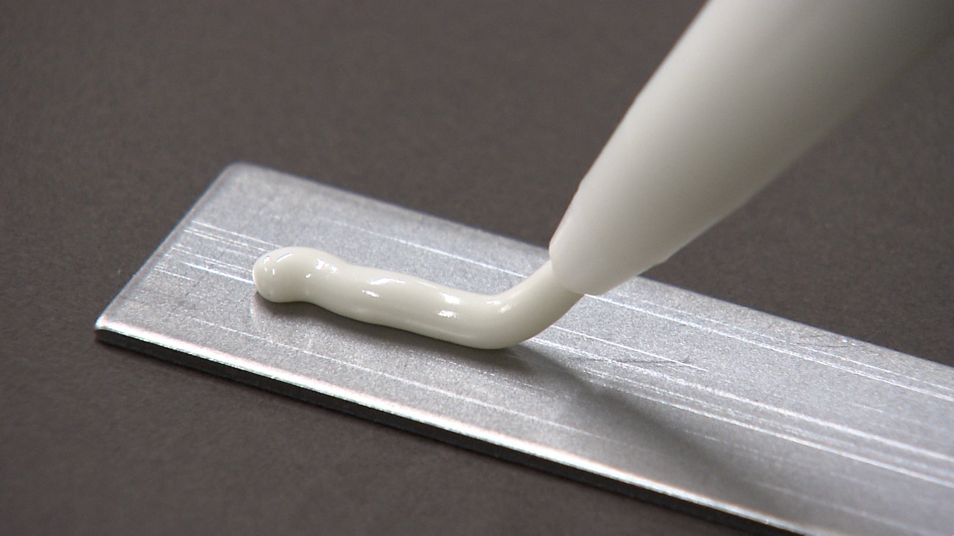 写真12 完成した超高張力鋼板向けの構造用接着剤.jpg