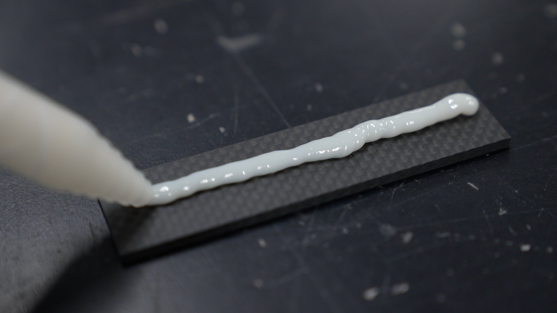 写真10 完成したマルチマテリアル化対応の構造用接着剤.jpg