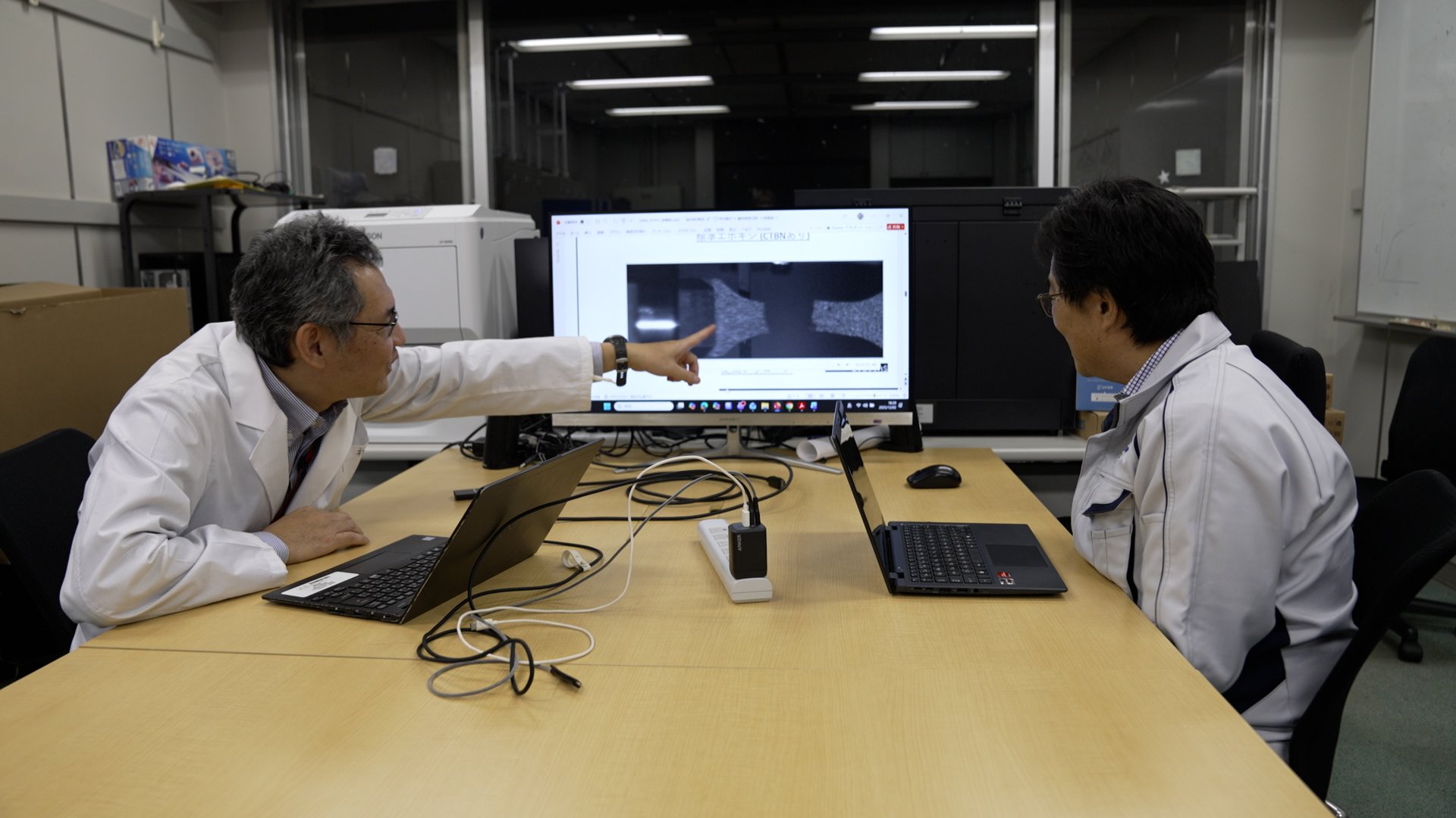 写真9 試験結果を確認する秋山さんと鈴木さん.jpg