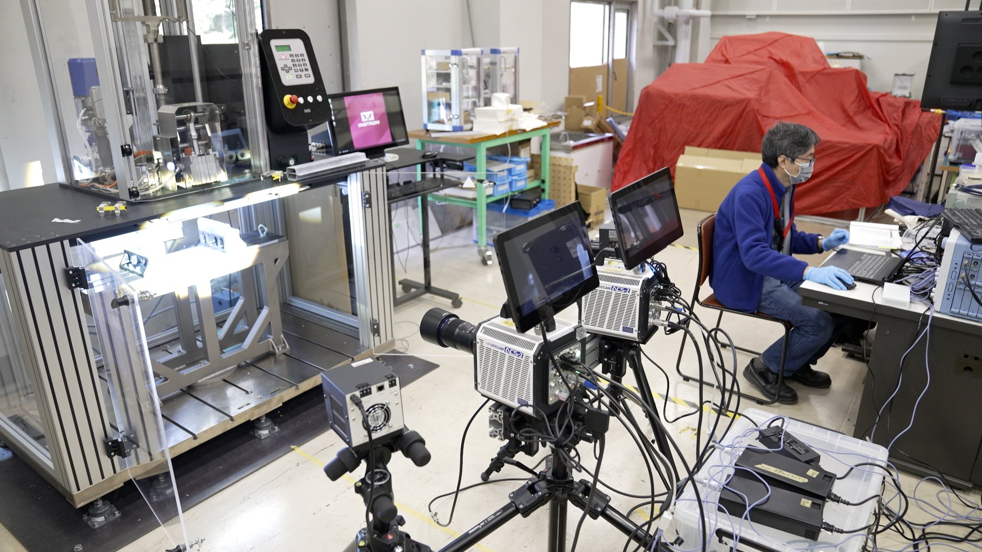 写真8 産総研での実験風景.jpg