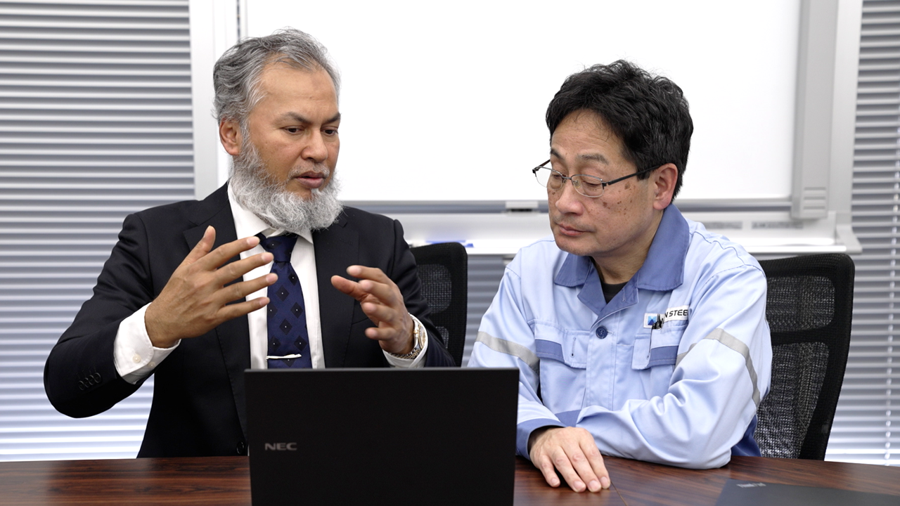 写真6 (左から)フィローズさんと松崎さん_修正.png