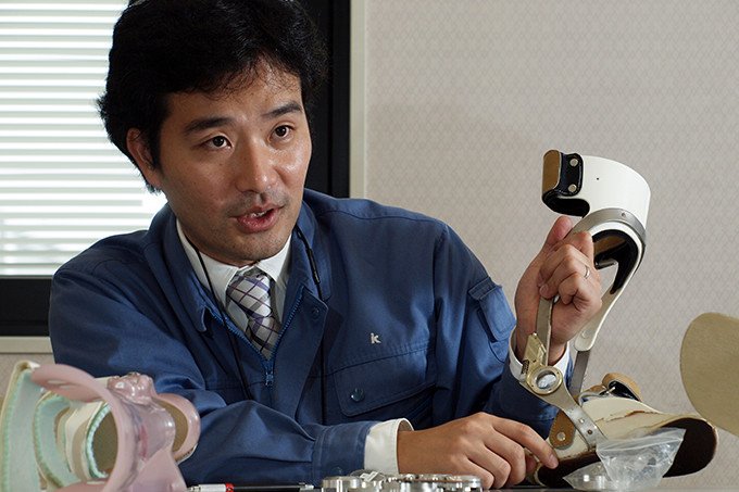 ゲイトソリューション付き装具　左足用 21.5〜22センチ 歩きやすさを求めて まったく新しい短下肢装具の開発 | NEDO