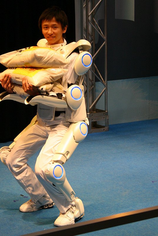 意思を読み取り自立動作をサポート 福祉の現場で期待を集めるロボット