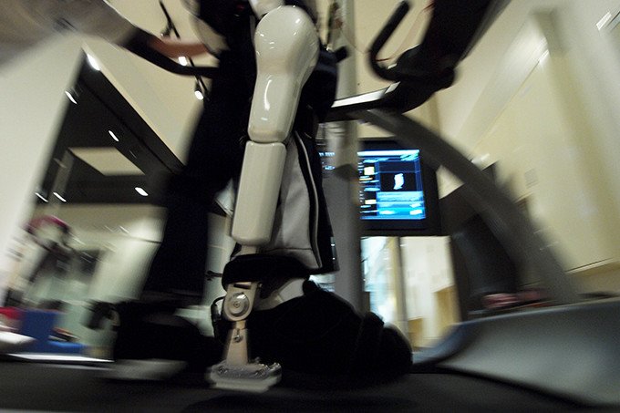 意思を読み取り自立動作をサポート 福祉の現場で期待を集めるロボット