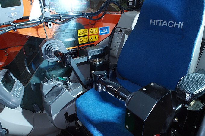 2本腕の建設機械、建物解体現場での活躍期待