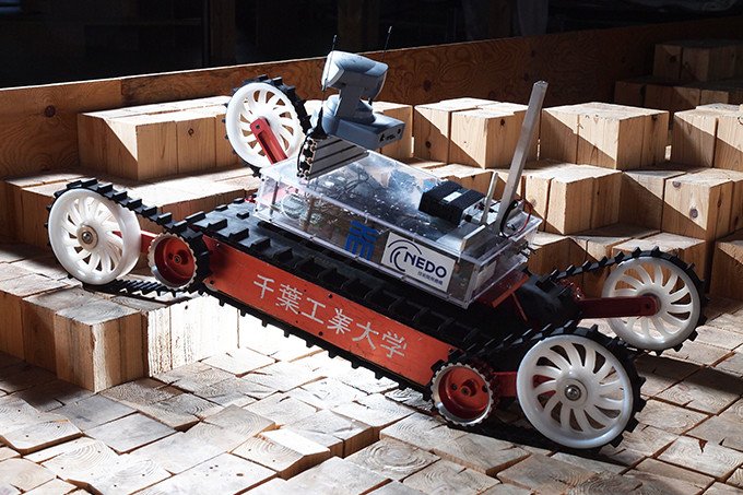 階段やがれきのある災害現場で高い走行性能を発揮するレスキュー