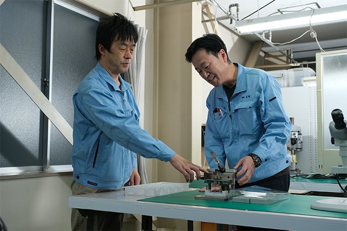 世界初、持ち運べる高濃度酸素発生器独自吸着ポンプと脱着 世界初、持ち運べる高濃度酸素発生器独自吸着ポンプと脱着
