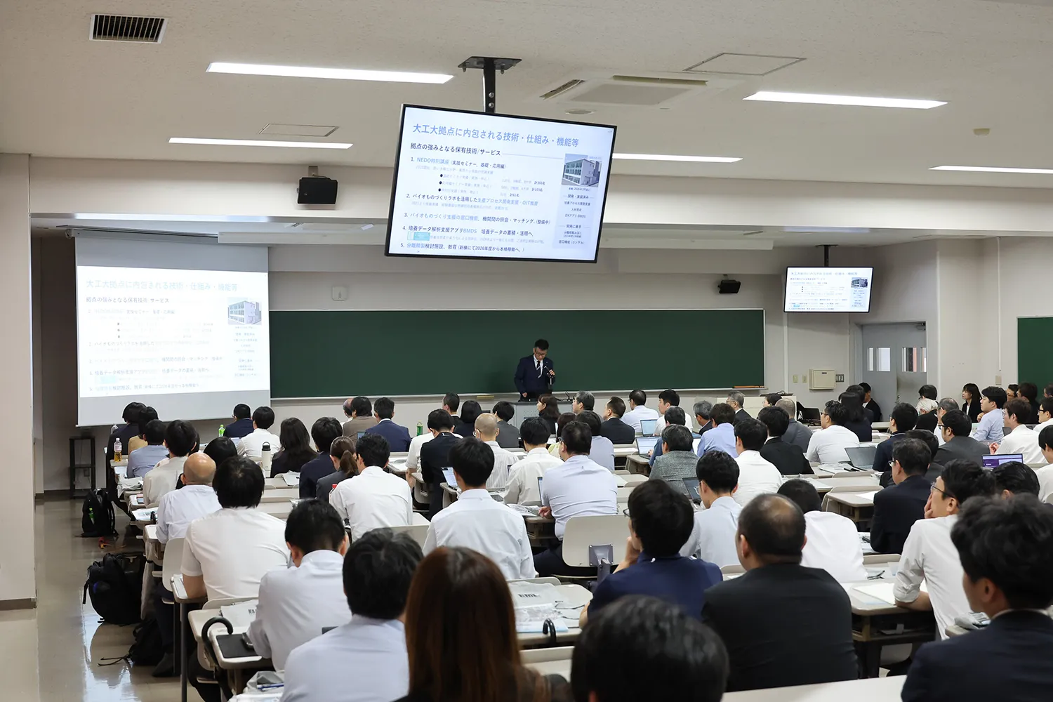 記念講演会での長森センター長によるバイオものづくりセンターの紹介の様子