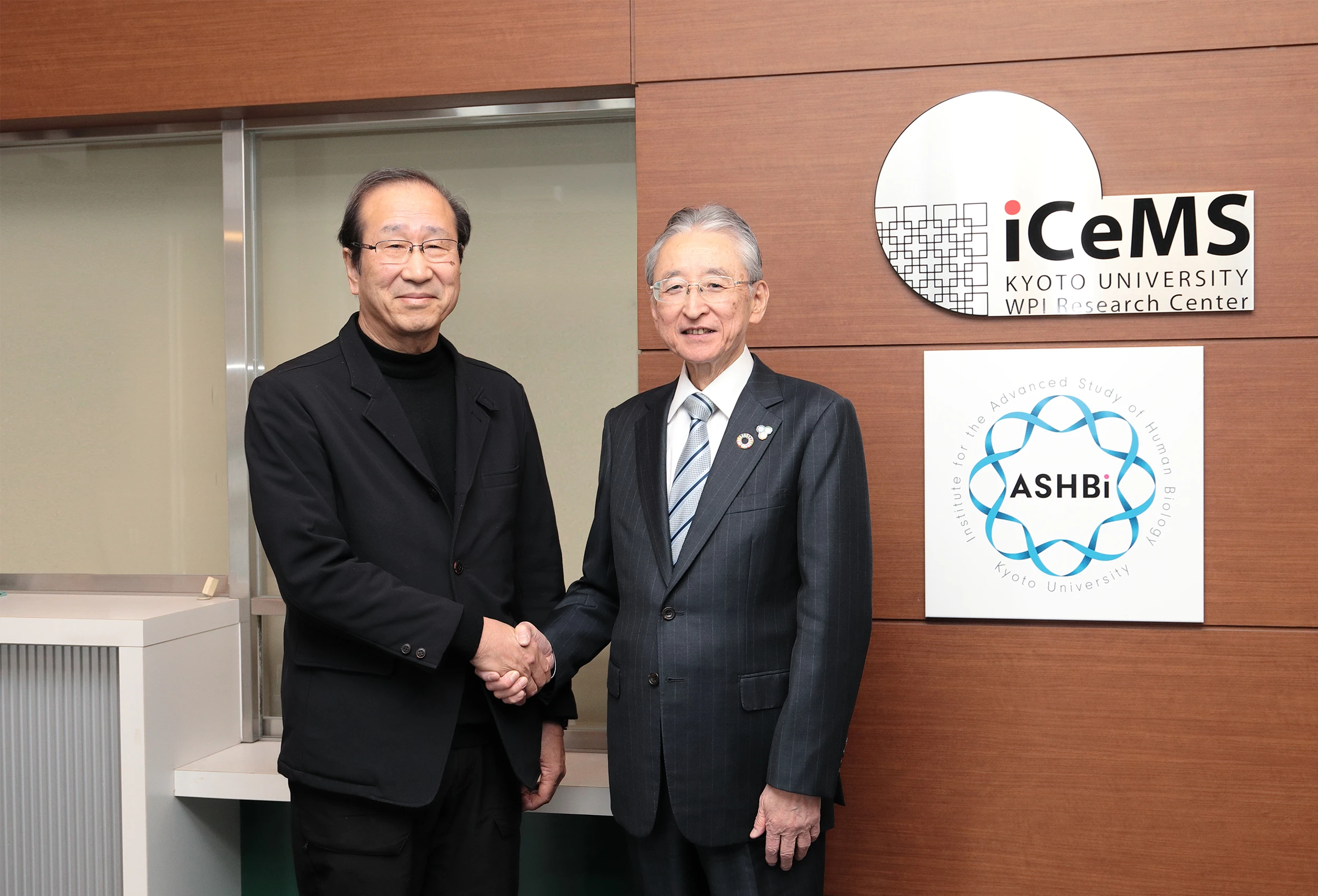 北川進氏（左）と斎藤理事長（右）