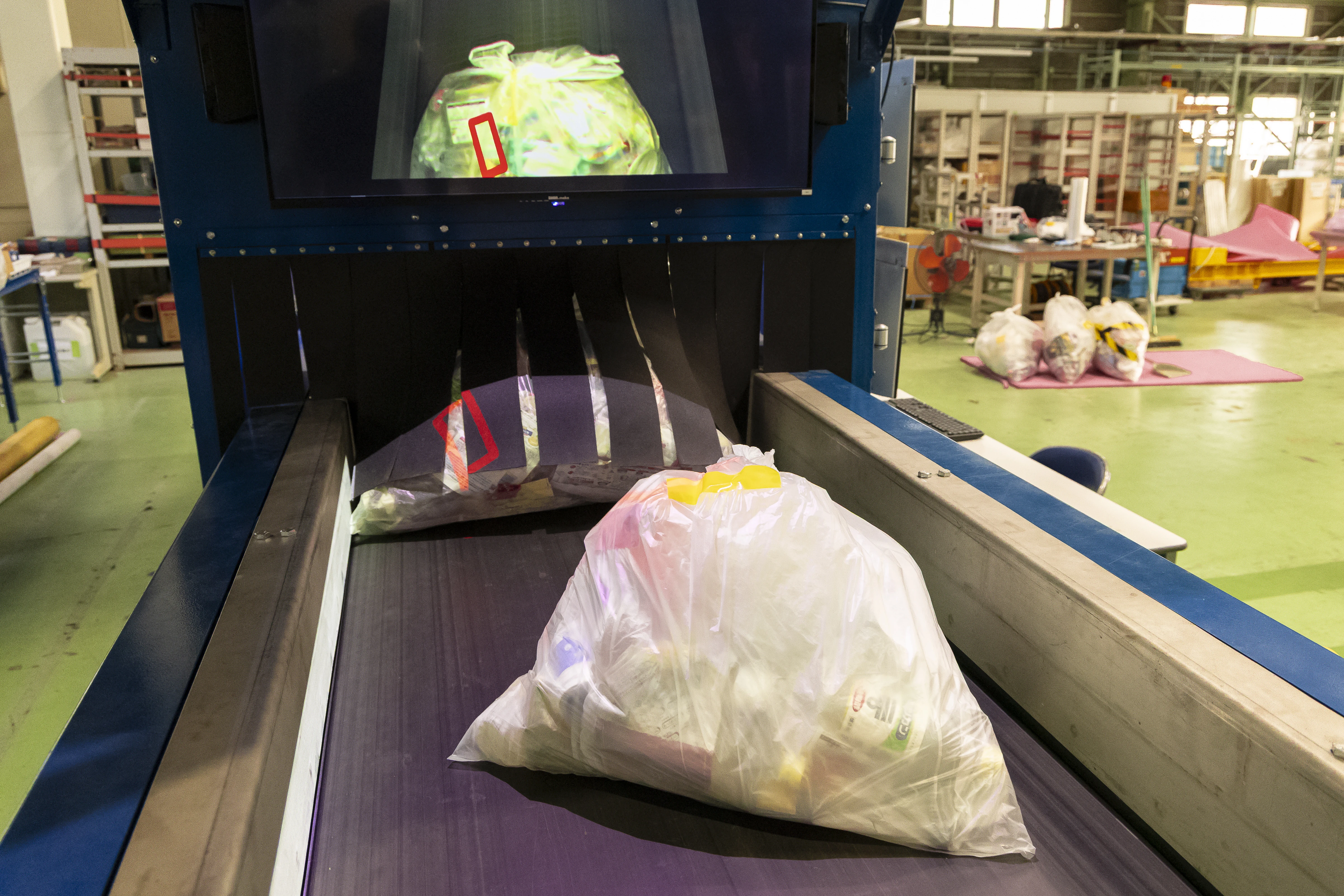 流れてきたごみは「通知部」で<br>モニター、プロジェクター、音によって作業者にLiBの存在を知らせる