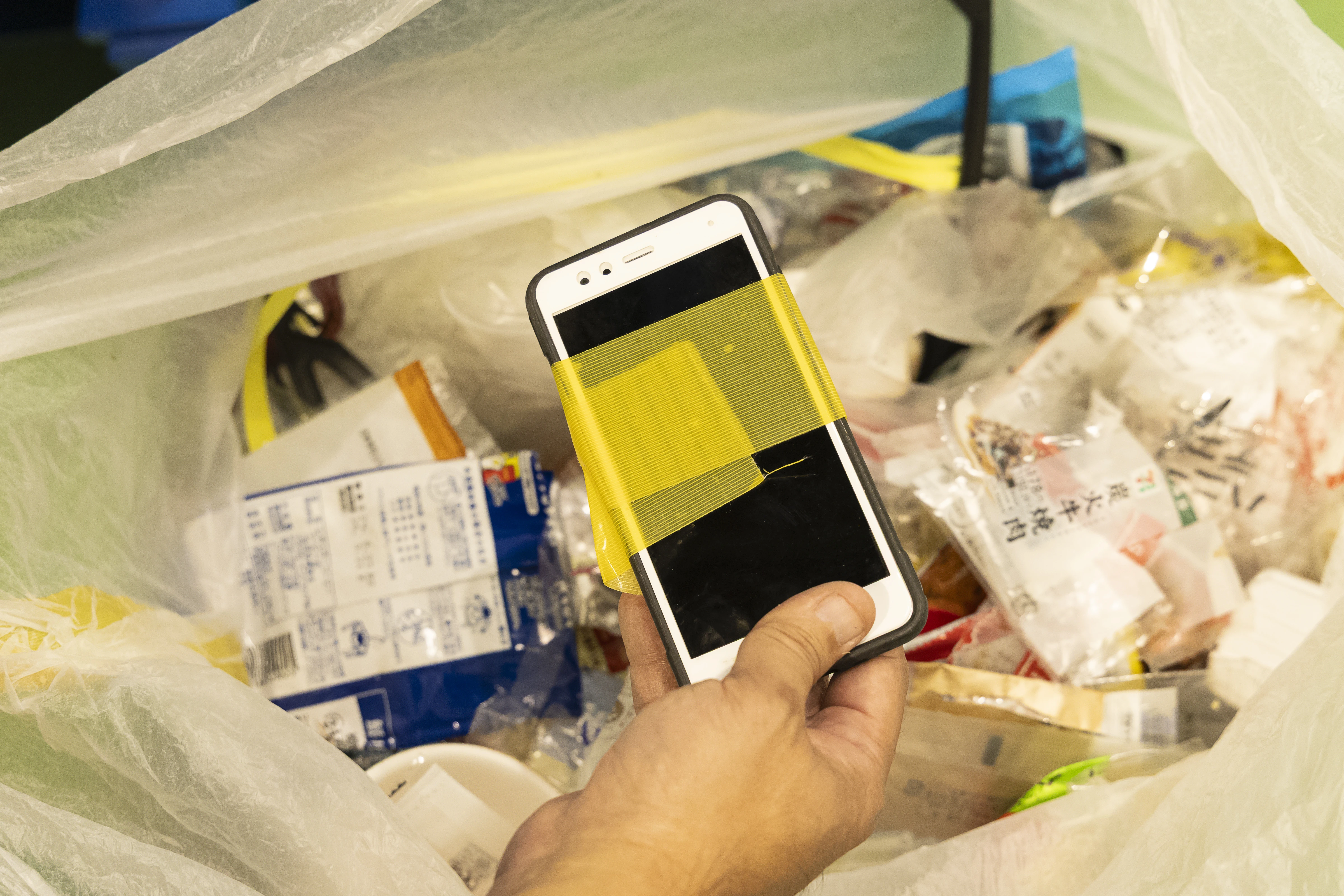 ごみの中から、捨てられたスマートフォンを発見